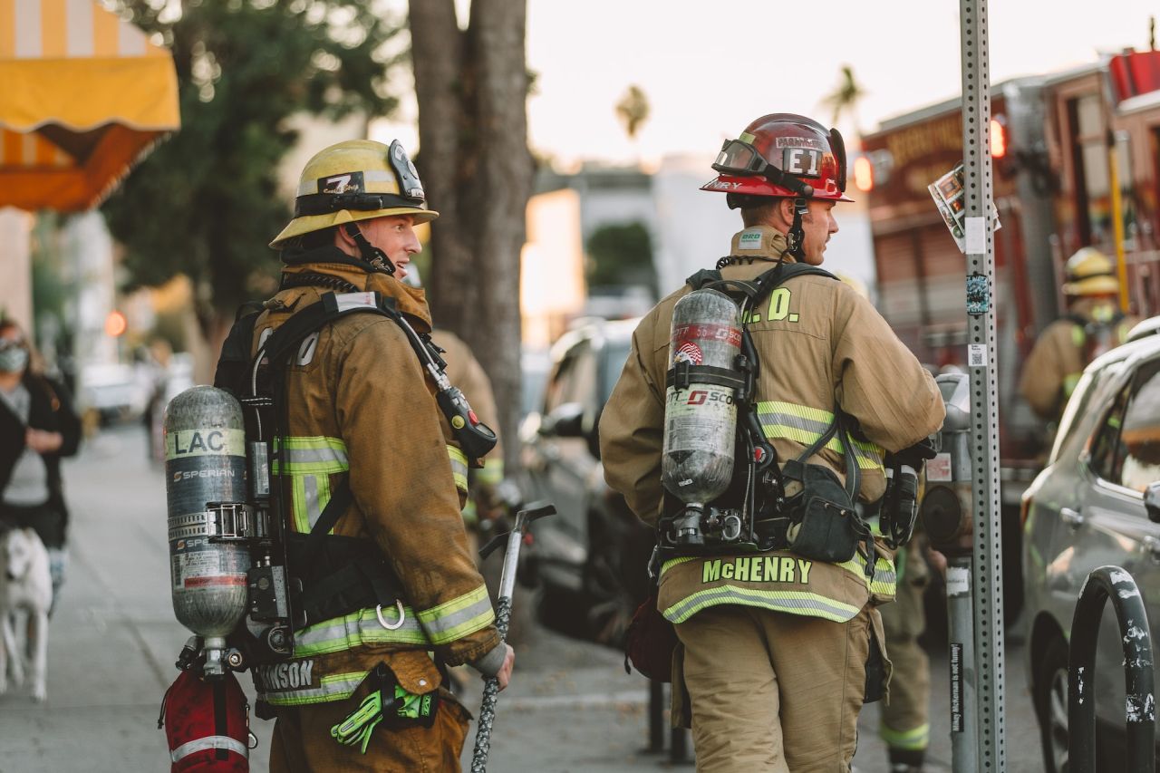 Bomberos en la calle respondiendo a un emergencia.