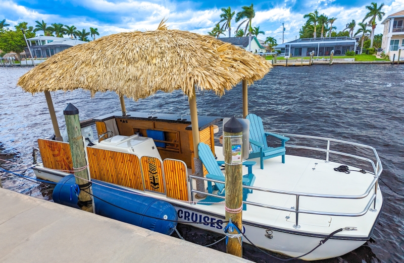 Barco Tiki en un Muelle de Cape Coral Barco Tiki en un Muelle de Cape Coral