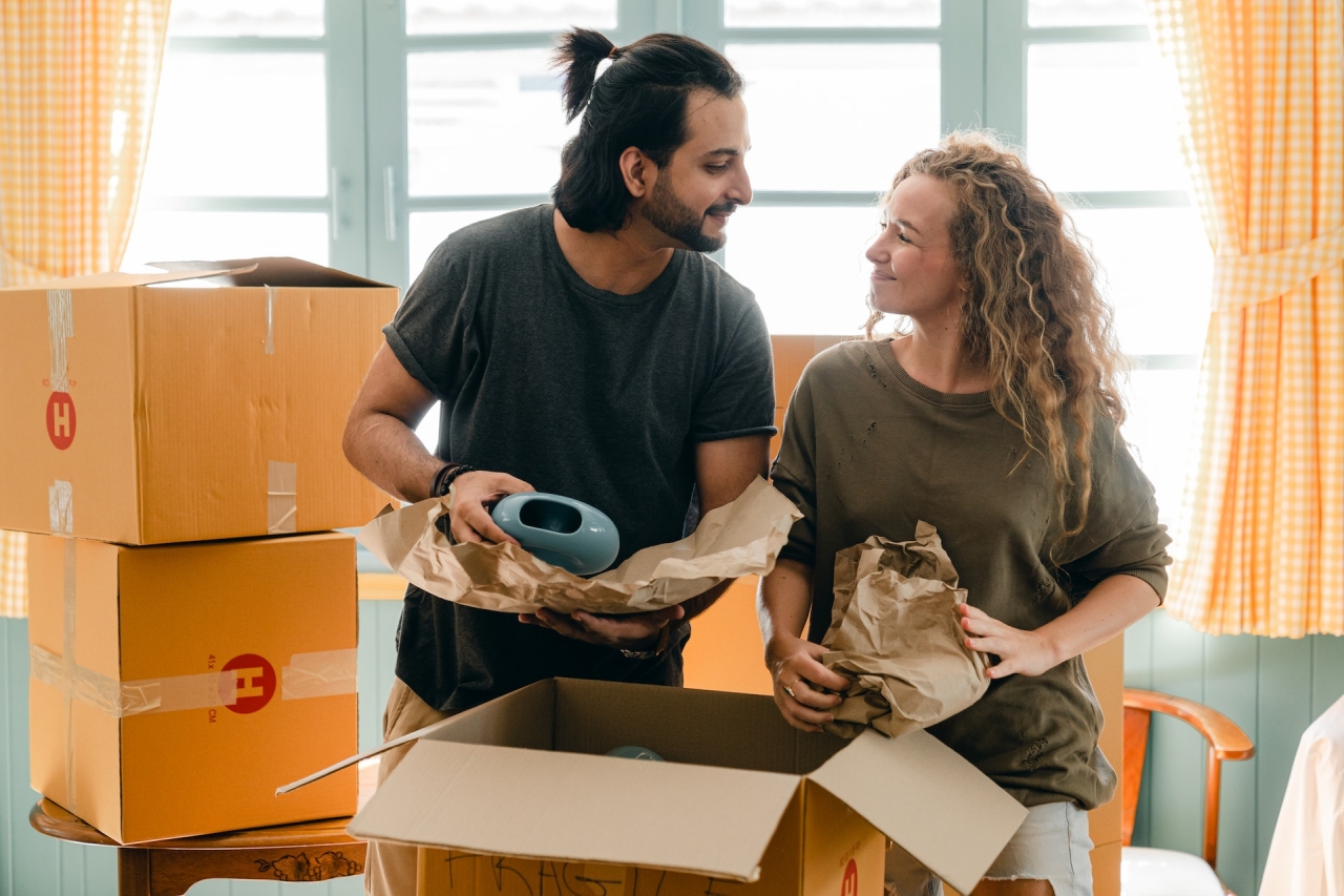 Una Pareja Empaquetan Cajas Para una Mudanza
