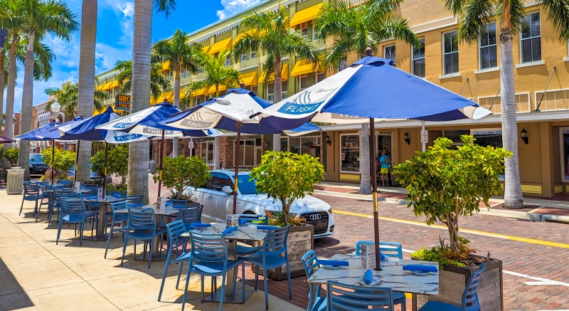 Café en la Acera en el Centro de Fort Myers, Florida Café en la Acera en el Centro de Fort Myers, Florida
