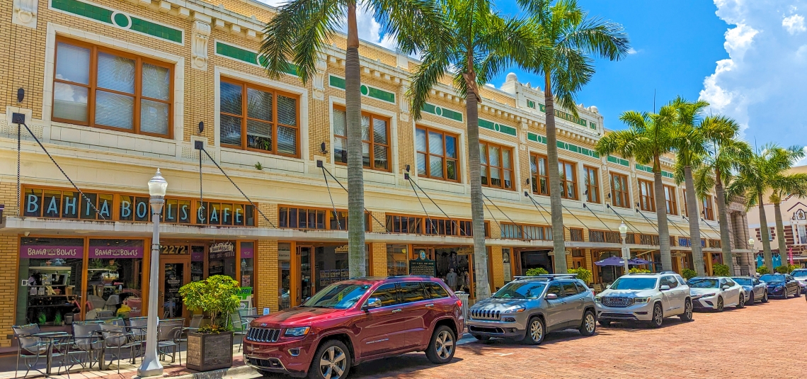 Calle con Cafeterías y Tiendas en Fort Myers, Florida Calle con Cafeterías y Tiendas en Fort Myers, Florida