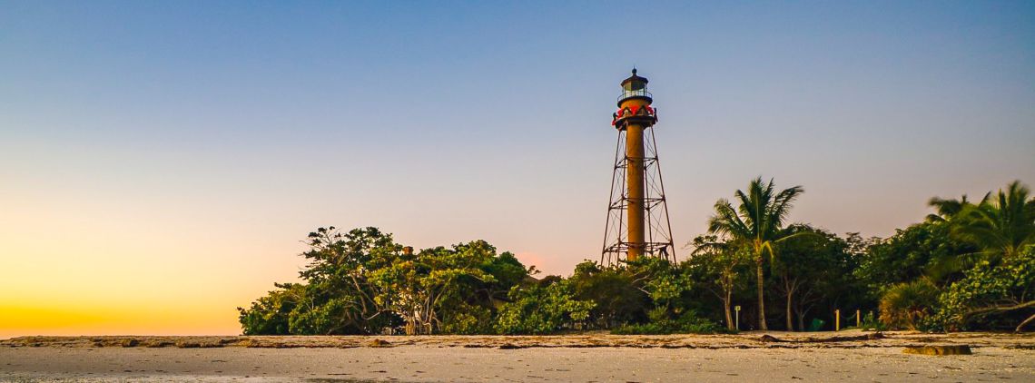 Der Sanibel Island Leuchtturm während des Sonnenuntergangs Der Sanibel Island Leuchtturm während des Sonnenuntergangs