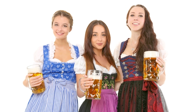 Camareras de Oktoberfest Sosteniendo Cervezas Camareras de Oktoberfest Sosteniendo Cervezas