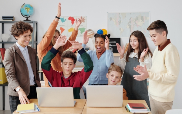 Profesora y Niños en un Aula Escolar Profesora y Niños en un Aula Escolar