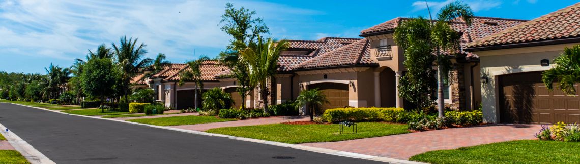 Casas unifamiliares bien mantenidas en el suroeste de Florida Casas unifamiliares bien mantenidas en una calle del suroeste de Florida