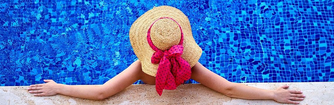 Mujer Disfrutando de la Piscina en Florida